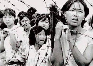 In a 1989 photo, Vietnamese boat people wait for food in a Hong Kong refugee camp.